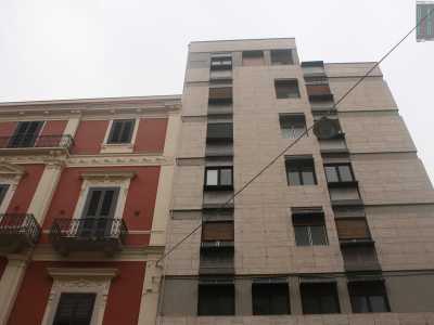 Foto 8. Siamo ora in via Argiro: all�altezza con via Dante un grigio immobile costellato da piccole finestre nere � accostato a un altro palazzo liberty rosso, con bellissime ringhiere nere in ferro battuto e timpani decorati